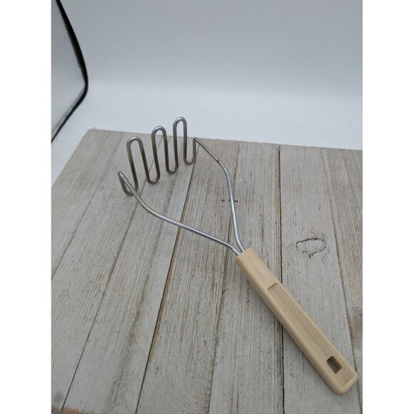 Vintage Potato Vegetable Masher Almond Handle Kitchen Utensil 10" - Picture 4 of 8